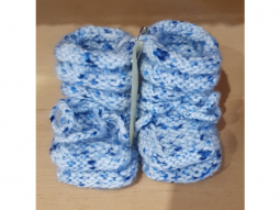 Handgestrickte Baby-Schühchen hellblau..
