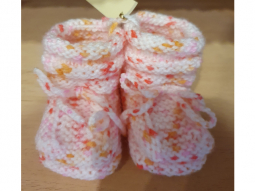 Handgestrickte Baby-Schühchen rosa